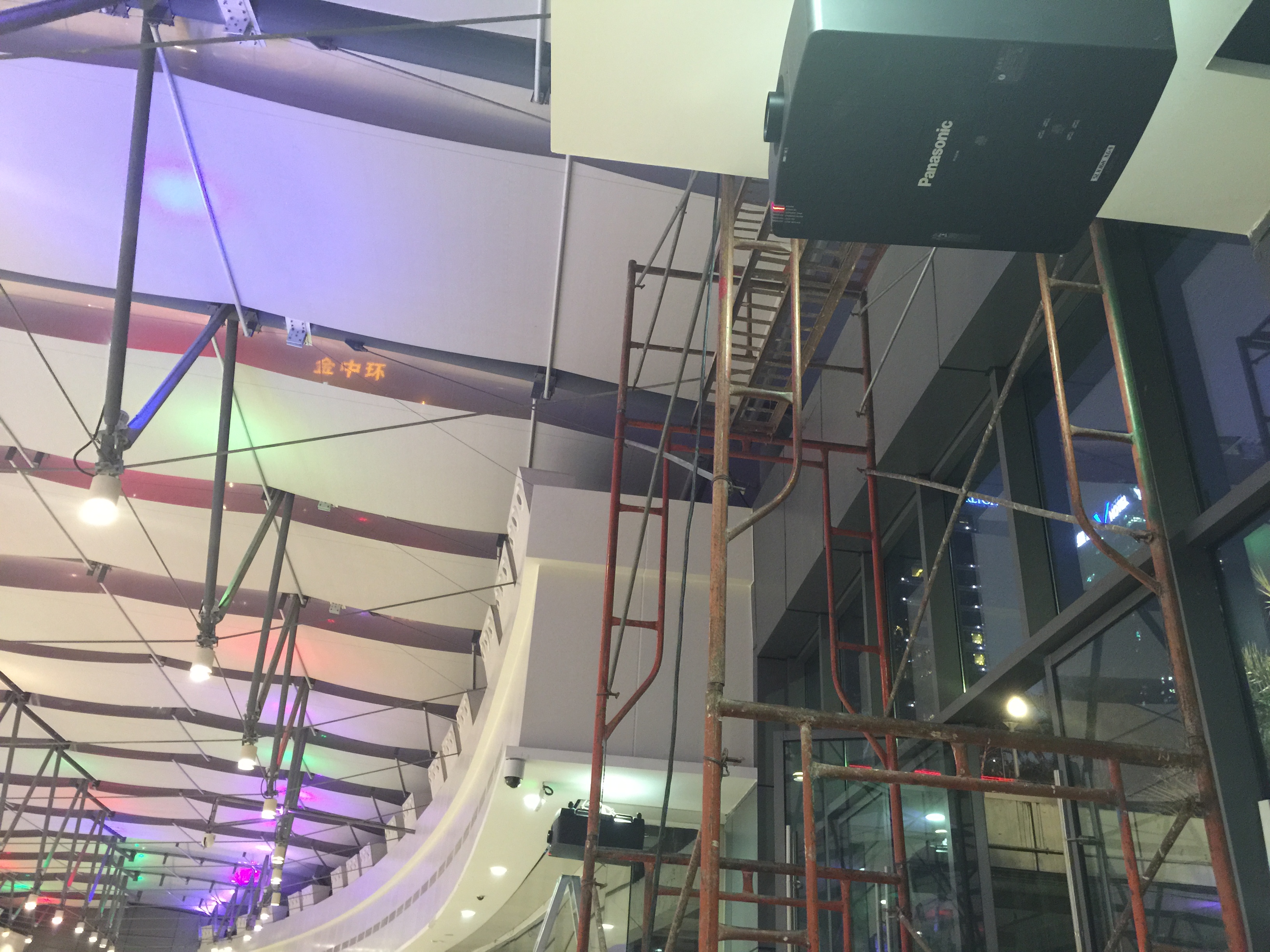 皇廷广场墙面投影